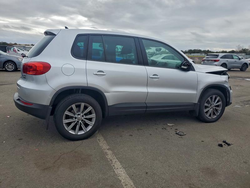 VOLKSWAGEN Tiguan S 2014