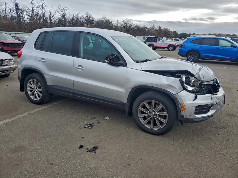 VOLKSWAGEN Tiguan S 2014