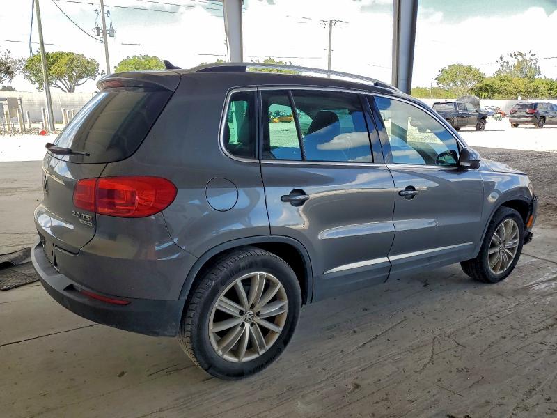 VOLKSWAGEN Tiguan S 2014
