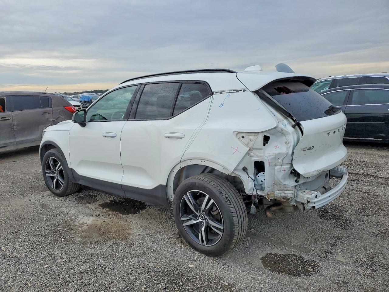 VOLVO XC40 CORE 2024