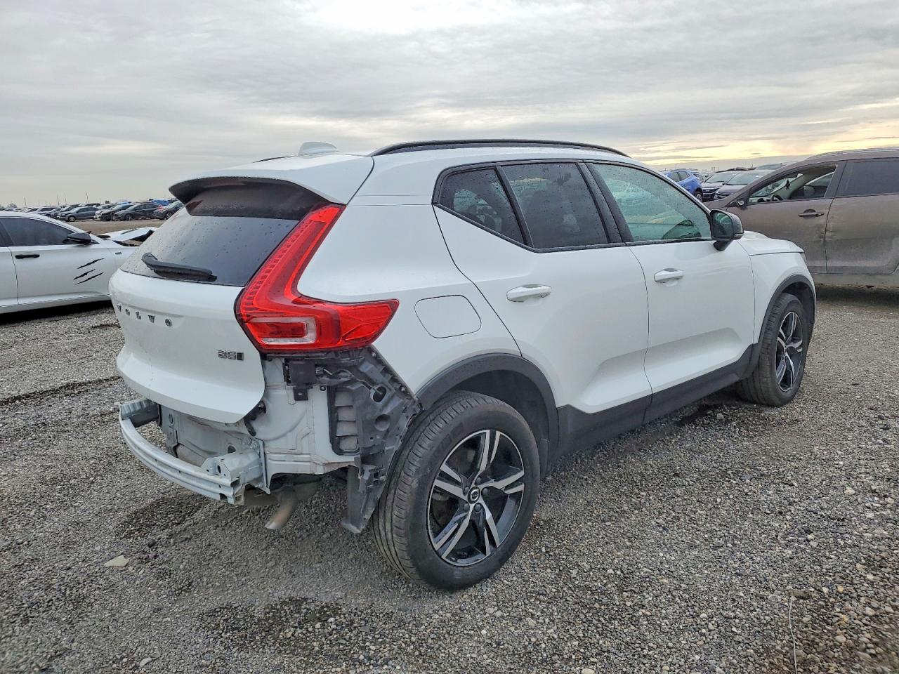 VOLVO XC40 CORE 2024