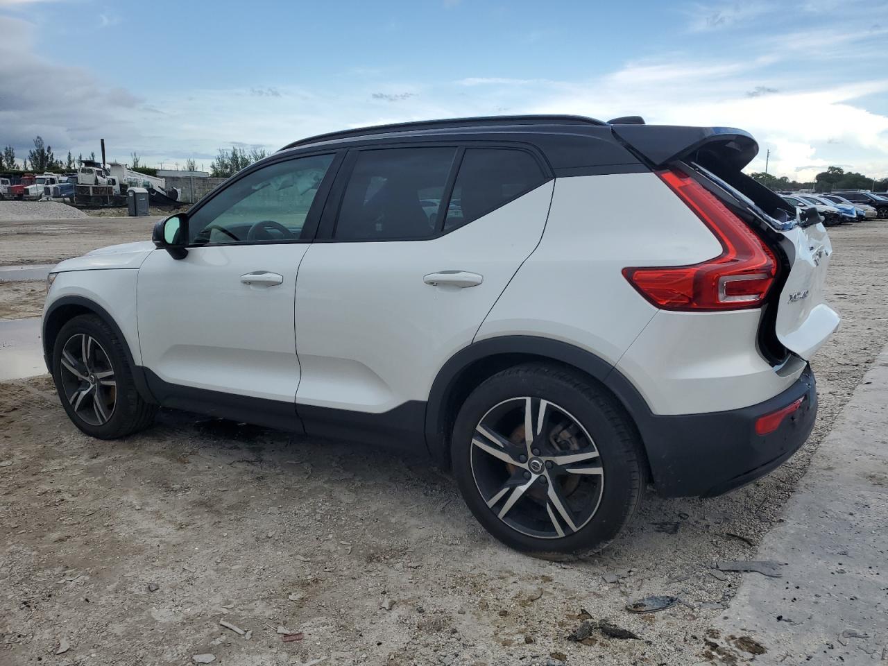 VOLVO XC40 T5 R-DESIGN 2022