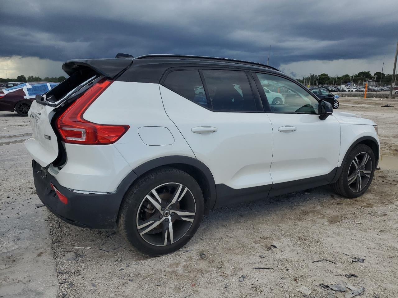 VOLVO XC40 T5 R-DESIGN 2022