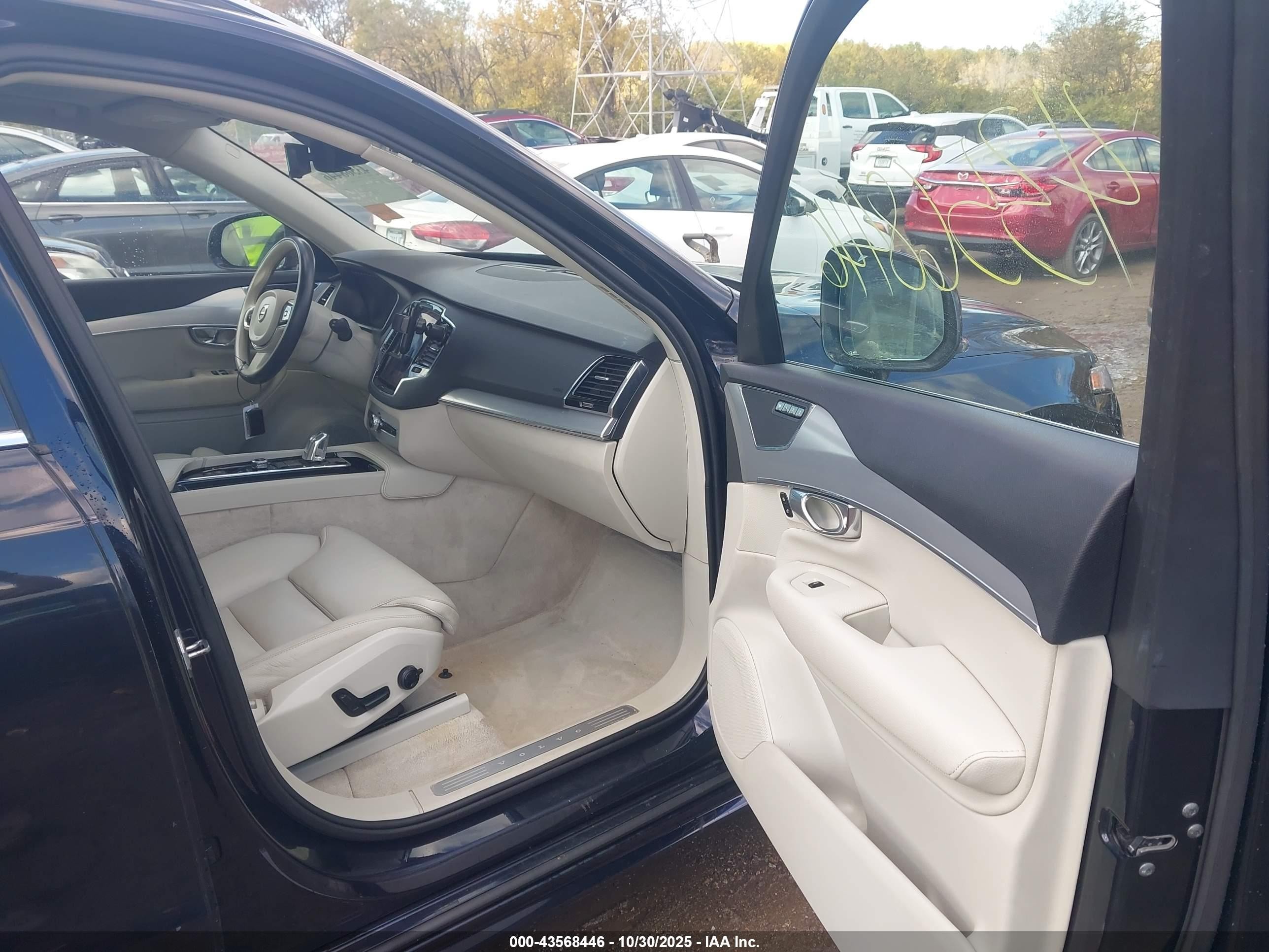 VOLVO XC90 HYBRID T8 MOMENTUM 2016