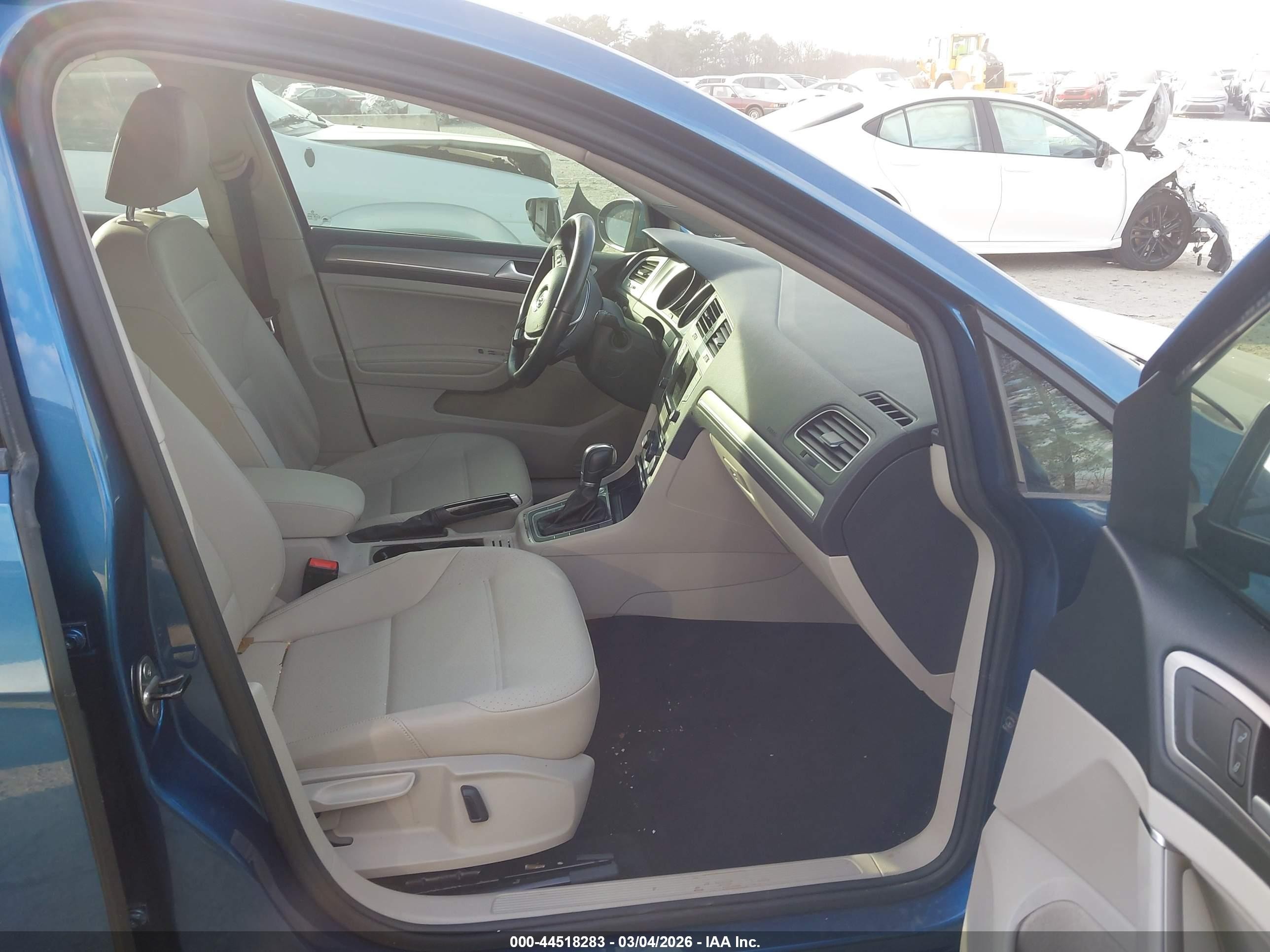 VOLKSWAGEN GOLF TSI SE 4-DOOR 2016