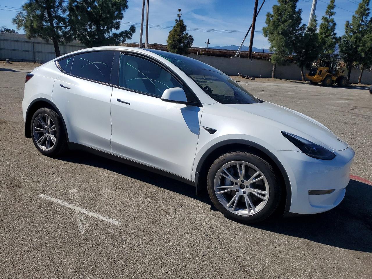 TESLA Model Y 2024