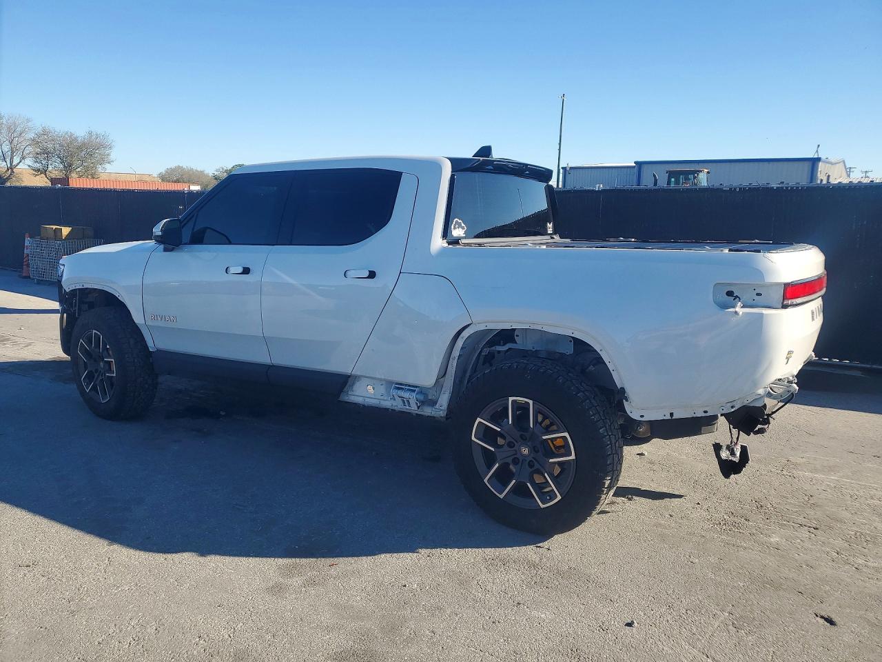 RIVIAN R1t Adventure 2023