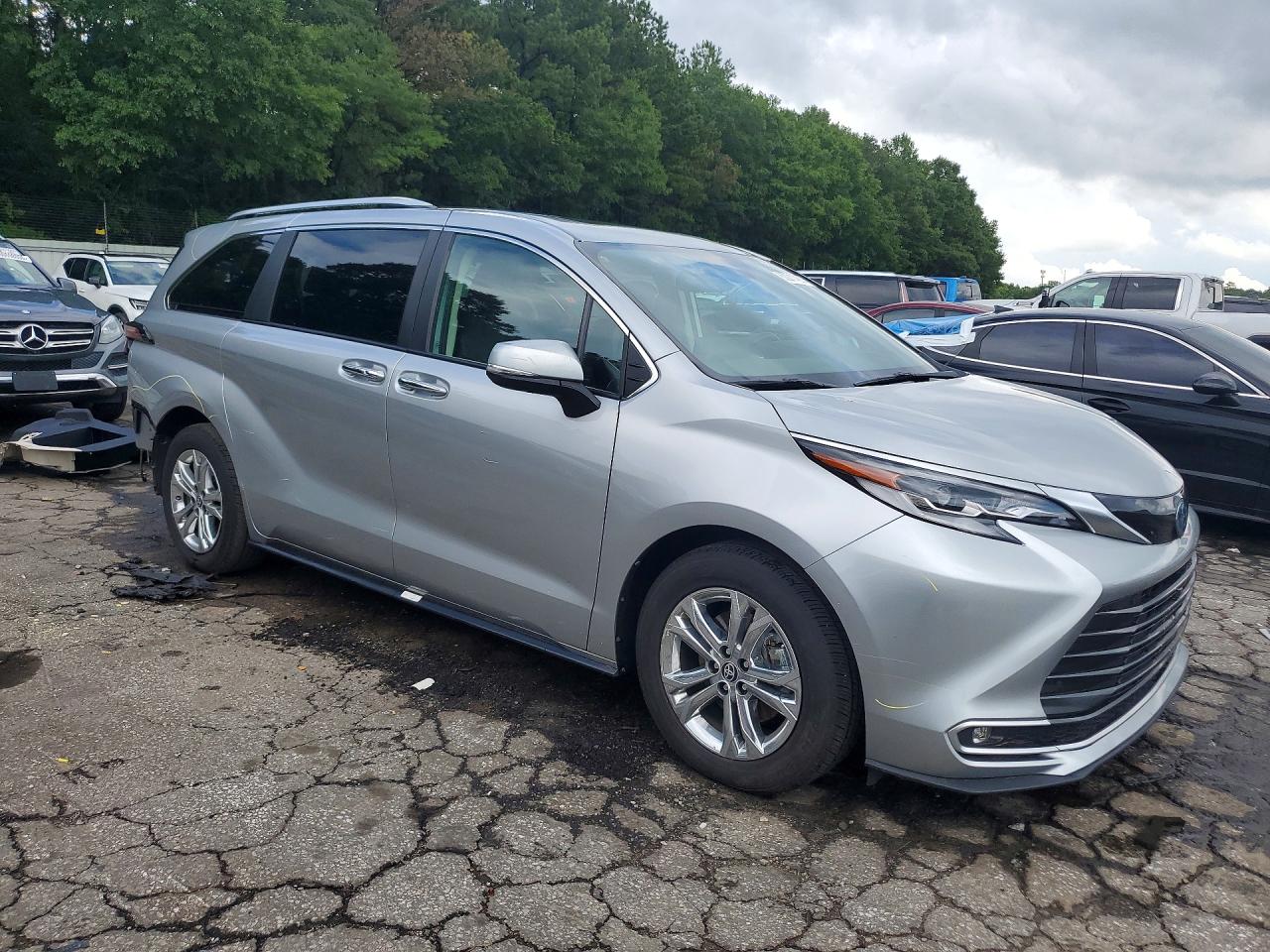 Toyota Sienna Platinum 7-passenger 2023