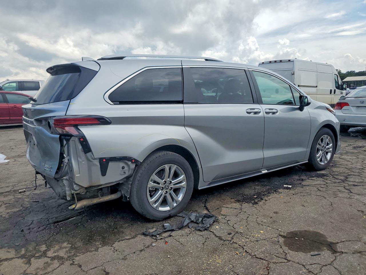 Toyota Sienna Platinum 7-passenger 2023